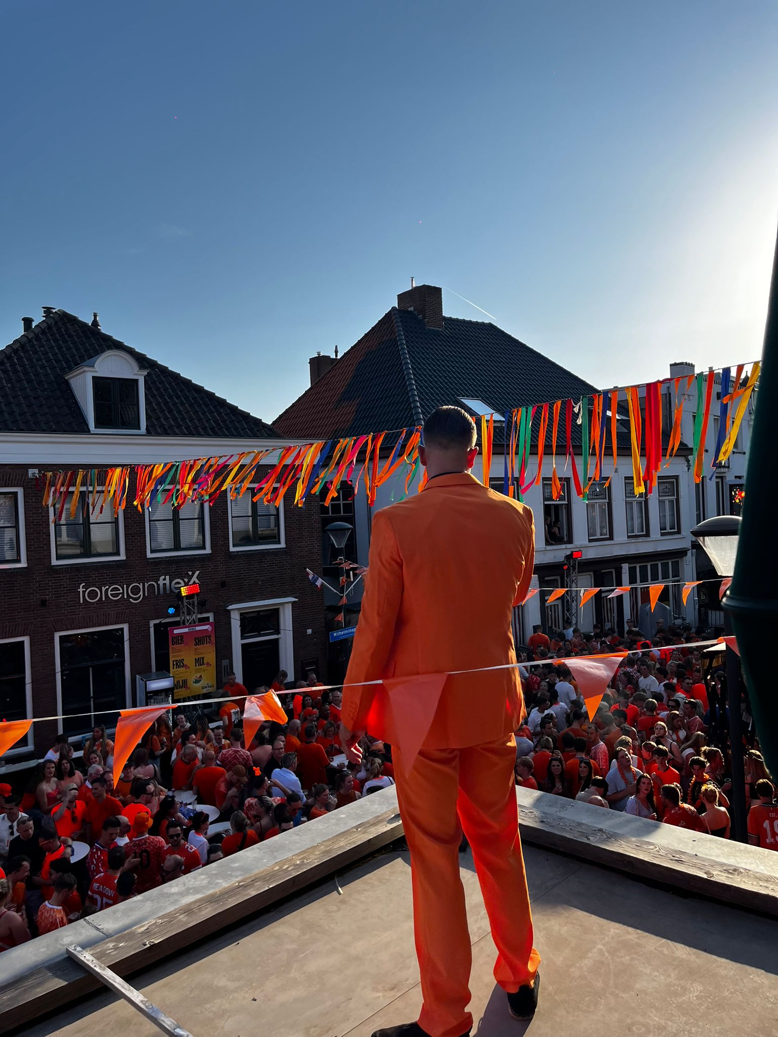 Sfeerfoto van een optreden van Luuk van Raaij
